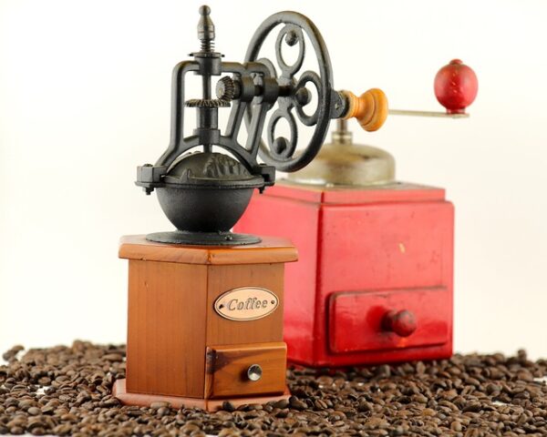 Kaffemølleens historie: Fra antikken til moderne teknologi